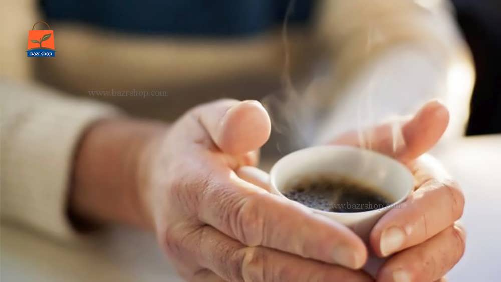 قهوه داغ بین دست