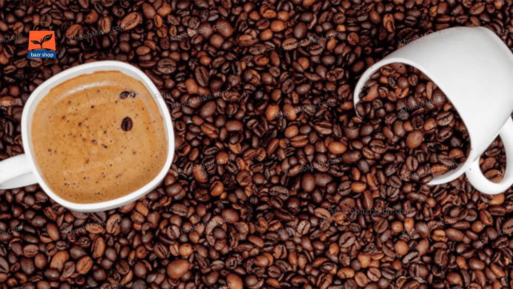 دو فنجان قهوه روی زمین