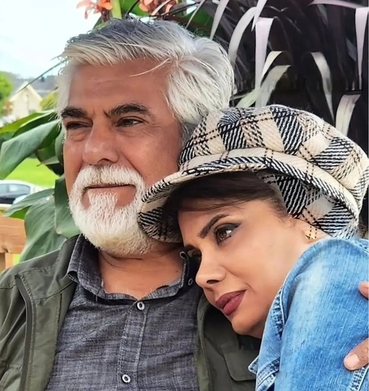 نگاهی به چیدمان منزل شاهانه و مجلل عاطفه رضوی و همسر هنرمندش، حسین پاکدل/ از مبلمان مدرن و گل و گیاه آپارتمانی تا شمعدان نقره و کتابخانه پر از کتاب… فردا