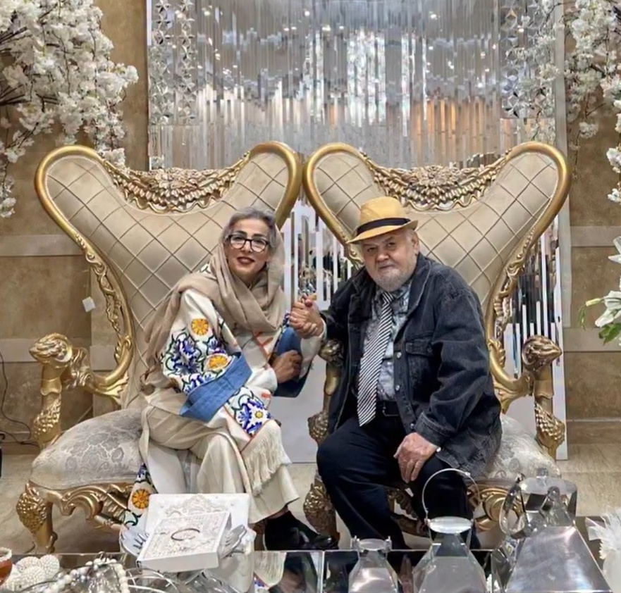 نگاهی به چیدمان منزل شاهانه و مجلل «اکبر عبدی» بازیگر *جوکر* و همسرش/ از مبلمان سلطنتی و مدرن تا لوسترهای برنجی و ساعت مدرن