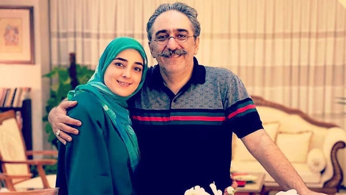 ویدئو/ نگاهی به چیدمان سنتی و شاهانه منزل ستاره‌سادات قطبی و شهرام شکیبا «مجریان برنامه هلال»/ از پیانو و کتابخانه پر از کتاب تا فرش لاجوردی و لوستر اعیانی