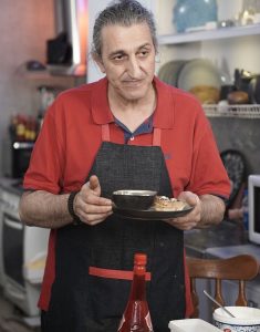 نگاهی به چیدمان منزل شاهانه و مجلل «یوسف صیادی»، کمدین نوستالژی/ از مبلمان سلطنتی و فرش اصیل ایرانی تا کابینت‌های سفید و تابلوی نقاشی