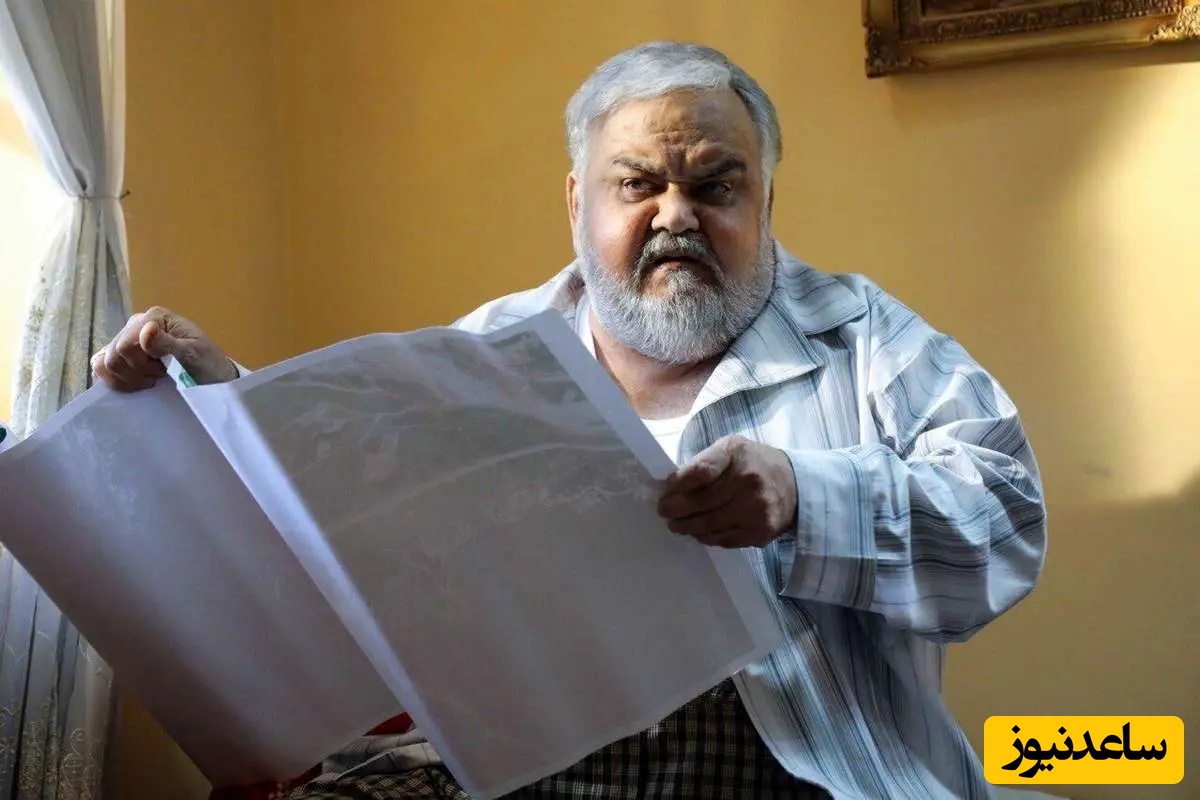نگاهی به چیدمان گوشه ای از اتاق خواب اکبر عبدی شبی که علی دایی برای عیادت مهمان منزلشان بود/ رخ اعیانی پسند پرده و آباژور طلایی روی میز منبت کاری شده+عکس