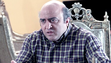 نگاهی به خونه زندگی دوبلکس و استخردار حامد وکیلی بازیگر سریال قهوه پدری/ از مجسمه دیواری سه بعدی و برجسته، چیدمان مبلمان راحتی تا...