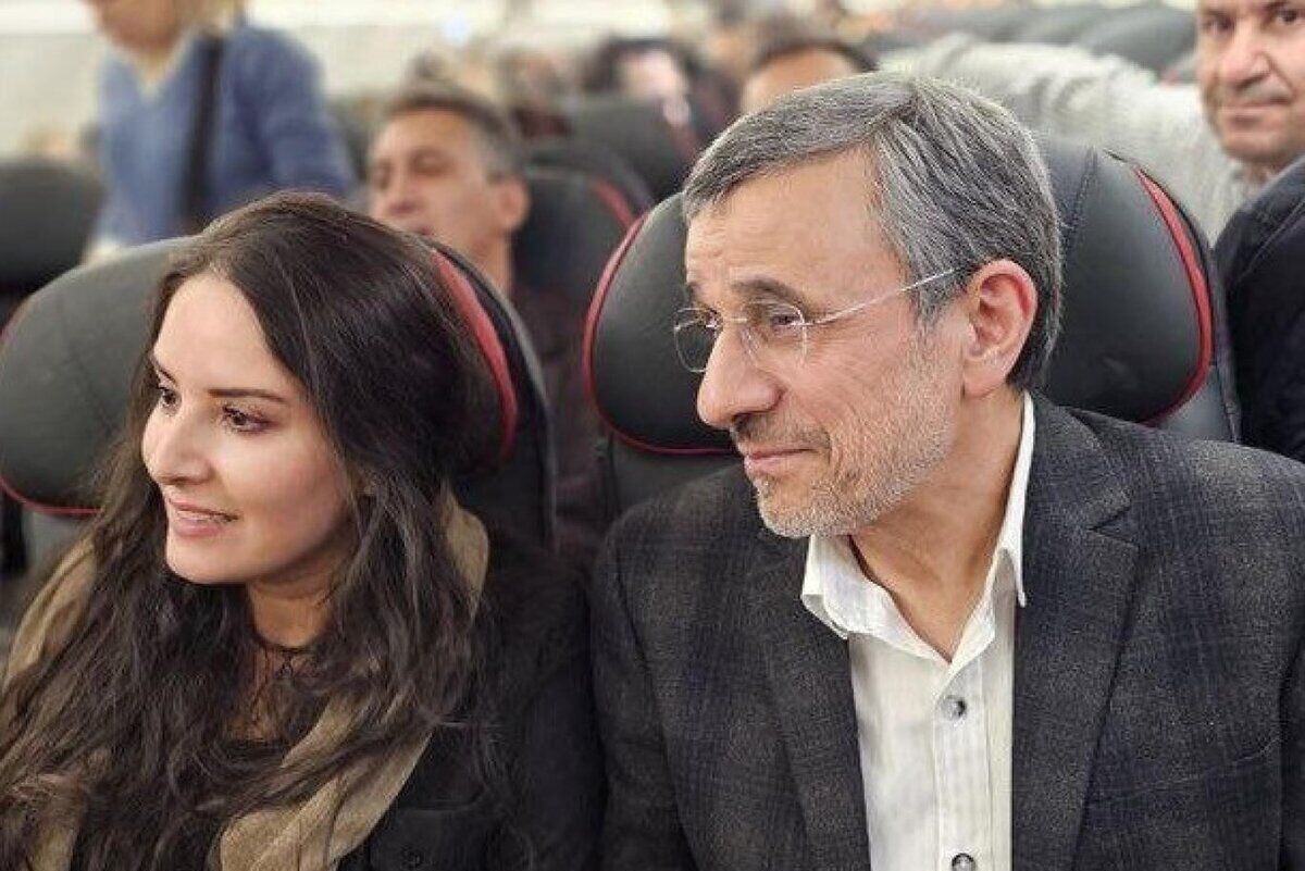 نگاهی به تیپ و استایل آبی نفتیِ و جوا‌ن‌پسند محمود احمدی‌نژاد در یک کشور اروپایی+عکس/ قدم گذاشتن رئیس‌جمهور سابق در مسیر جوانی!