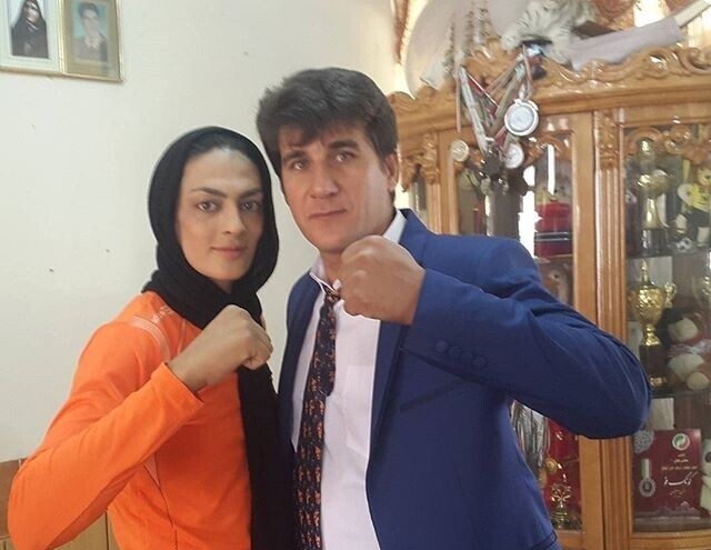 نگاهی به چیدمان منزل شیک شهربانو منصوریان، شیرزن ووشوکار ایرانی/از مبلمان مدرن و پرده اعیانی تا فرش آبی فیروزه‌ای