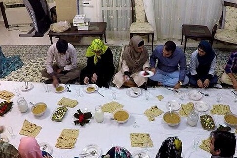 خلاقیت خنده دار مادر ایرانی با برگزاری مهمانی در خیابان جلوی خانه اش حماسه آفرید/ هنر نزد ایرانیان است و بس🤣