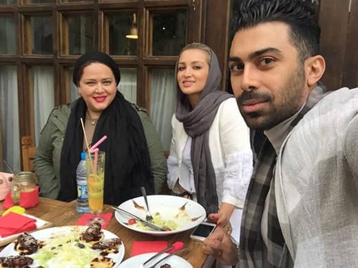 نگاهی به سبک چیدمان مدرن رستوران گوزن بهاره رهنما در سعادت آباد تهران / از چراغ های آویزان و تابلو تا میز و صندلی به رنگ نود و ورودی خاص هنری+عکس